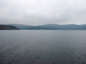 曇り空の芦ノ湖
