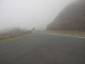 霧のかかる芦ノ湖スカイライン
