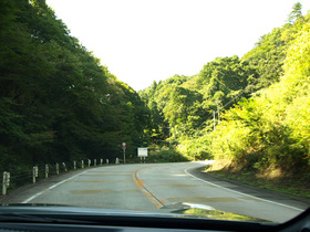 上り急勾配の山道が続く