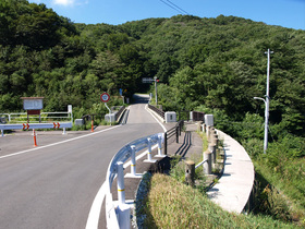 トンネルを抜けると羽鳥湖が現れる