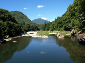 吊橋から川を望む