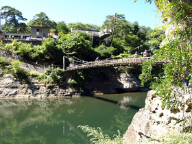 吊橋とお店の建物