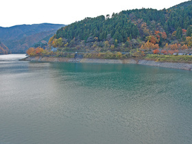 紅葉の奥多摩湖