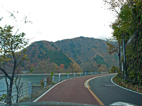 紅葉と奥多摩湖沿いの道路