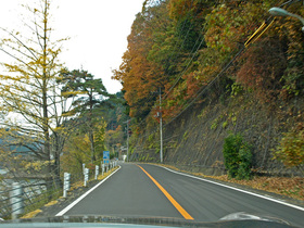 紅葉の奥多摩湖湖畔