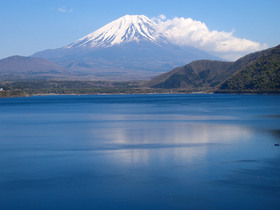 本栖湖と富士山2
