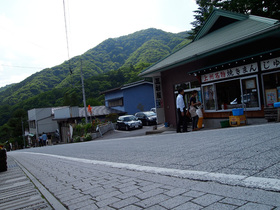 榛名神社入口前の坂道