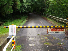 尚仁沢の源泉に向かう遊歩道入口