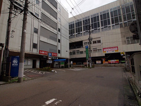 長岡駅前の駐車場