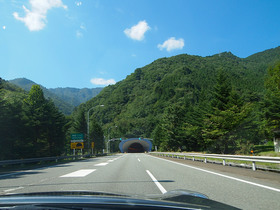 関越道　関越トンネル前