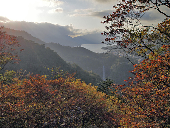 紅く色づく紅葉と中禅寺湖・華厳の滝