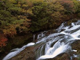 激しく流れる湯川