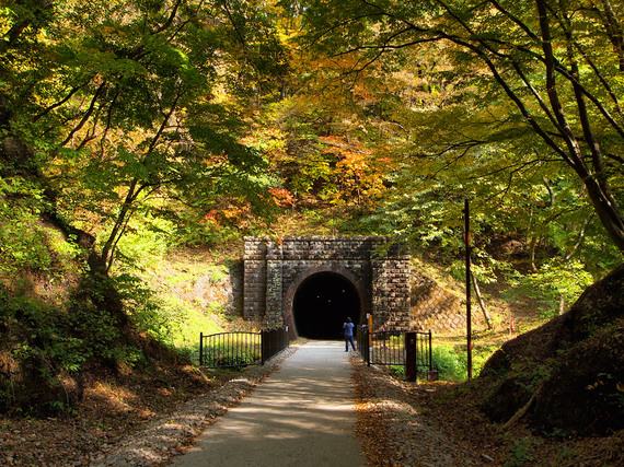 レンガ造りのトンネル入口と鮮やかな紅葉