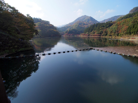 ひっそりした湖面の碓氷湖