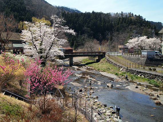 「道の駅 果樹公園あしがくぼ」の脇を流れる横瀬川