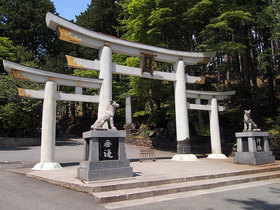 境内入り口の三ツ鳥居