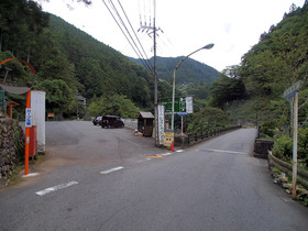 日原街道沿いのTOKYOトラウトカントリー入り口駐車場