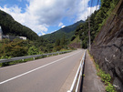 駐車場から千足バス停に向かう都道205号