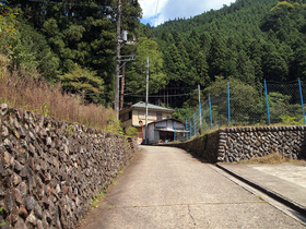 都道205号から山につながる通路