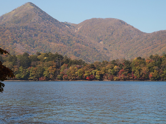 中禅寺湖湖畔から社山を望む