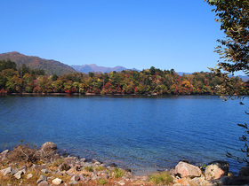 中禅寺湖湖畔の紅葉