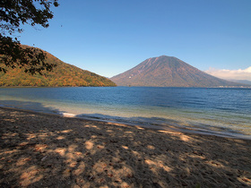 湖畔から男体山