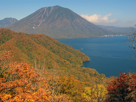 北側は、中禅寺湖と男体山