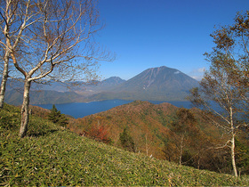 中禅寺湖、男体山を望む