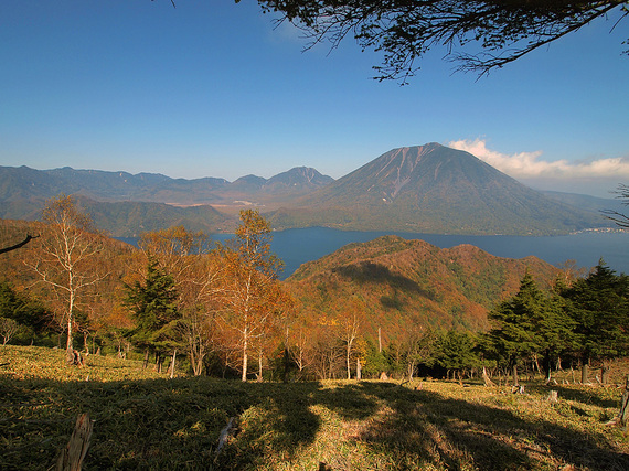 山頂付近より中禅寺湖と男体山を望む