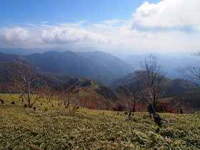 山頂から西へ50M位進んだ展望の広場より