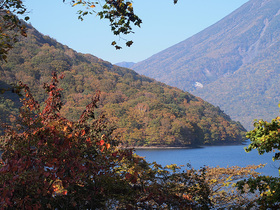 紅葉が進む湖畔周辺