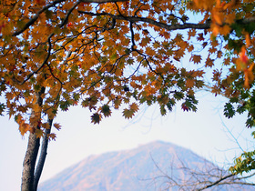 黄葉と男体山