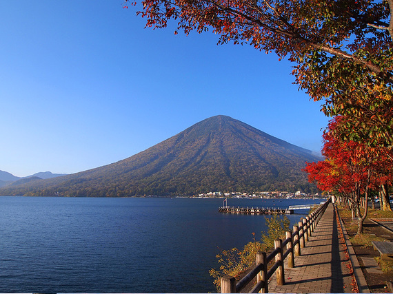 中禅寺湖と男体山(歌ヶ浜駐車場より)