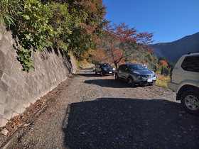 登山口正面の路肩駐車スペース