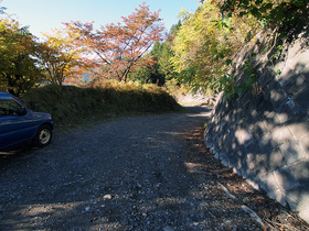 登山口から見る走行してきた砂利道の様子