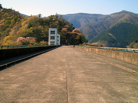 小河内ダム堤頂部の通路
