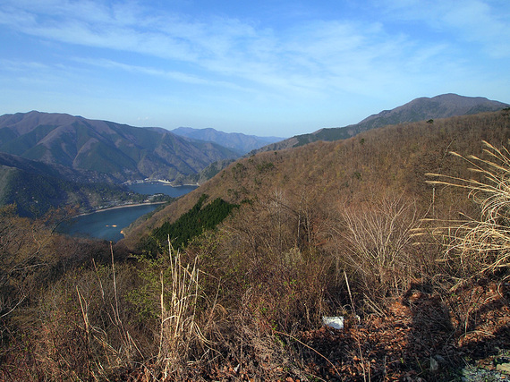 月夜見第一駐車場から御前山を望む