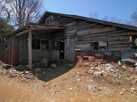 閉鎖の白岩小屋