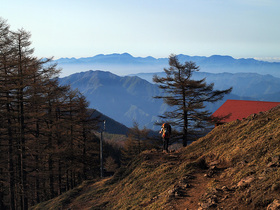 雲取山避難小屋とその眺望