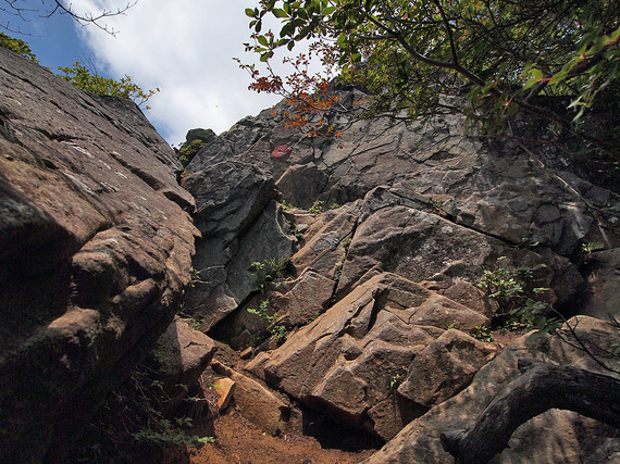 岩の登山道