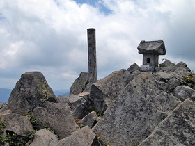 乾徳山 山頂標