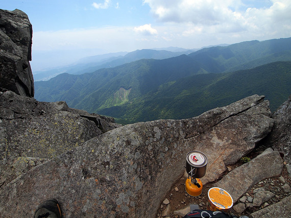 昼食地点の絶景岩場！