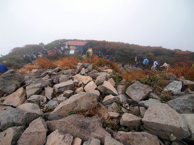 磐梯三山頂からガスのかかる風景