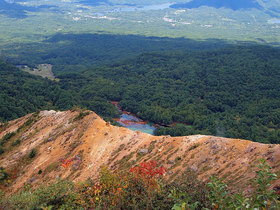 磐梯山登山道より銅沼を望む