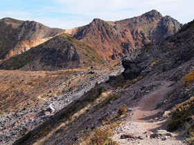 峰の茶屋跡から牛ヶ首に向かう山道より朝日岳方面の風景