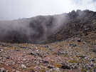 茶臼岳火口脇から山頂を見上げる