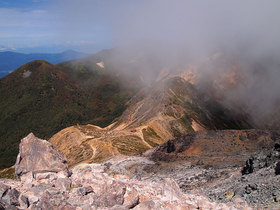茶臼岳から峰の茶屋跡に向かう下山道からの眺望2