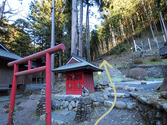 養澤神社右側が登山道入口