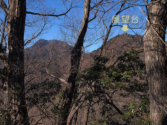 高岩山から望む上高岩山(右)と大岳山(左)