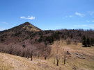 雁峠と左奥に笠取山